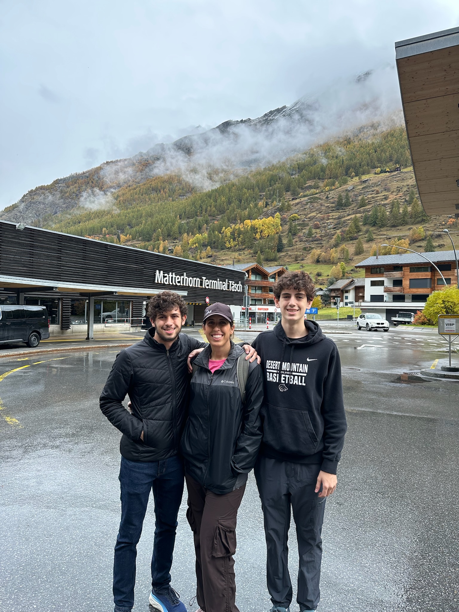 Grantham, Ivonne, Camden at railway station in Tasch